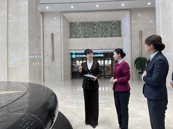作者靳斓在展厅讲解员礼仪培训现场
