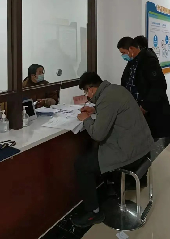 记者暗访!南昌一行政服务中心工作人员上班时间端菜串门