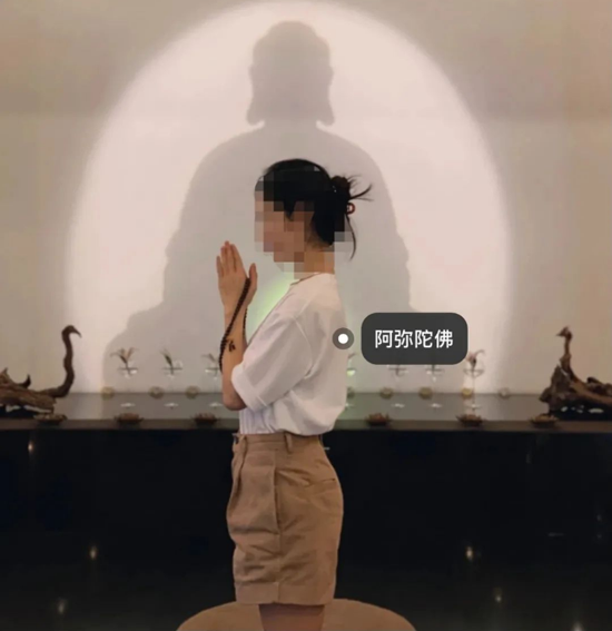 一边露大腿一边逛寺庙,“佛媛”遭封杀委屈她们了吗?