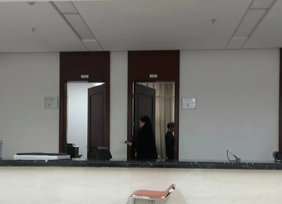 记者暗访!南昌一行政服务中心工作人员上班时间端菜串门