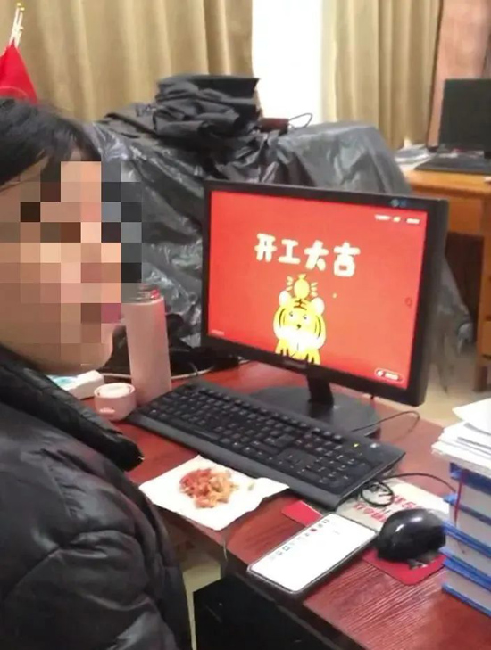 记者暗访!南昌一行政服务中心工作人员上班时间端菜串门