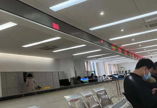 记者暗访!南昌一行政服务中心工作人员上班时间端菜串门