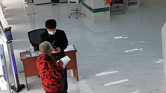 聋哑老人在营业厅做起针线活,咋回事