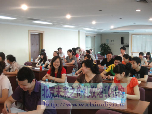 未来之舟礼仪培训现场图片