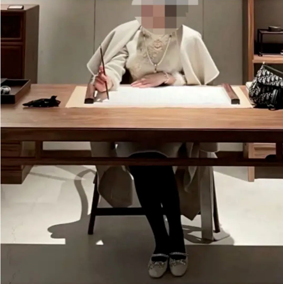 一边露大腿一边逛寺庙,“佛媛”遭封杀委屈她们了吗?