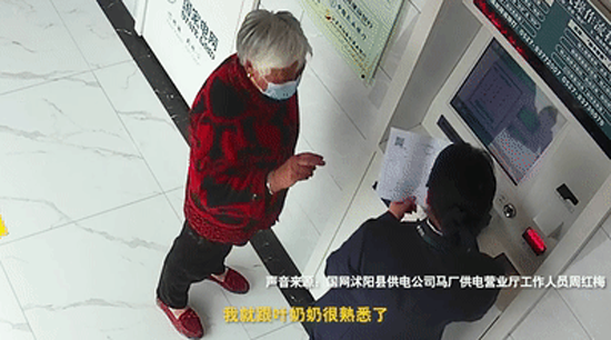 聋哑老人在营业厅做起针线活,咋回事