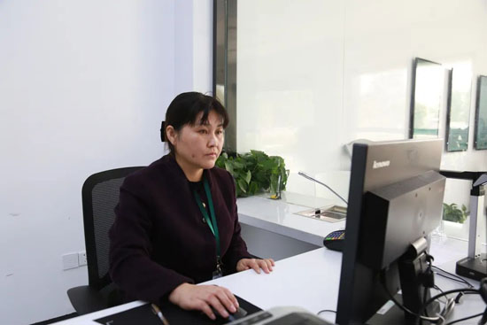 聋哑老人在营业厅做起针线活,咋回事
