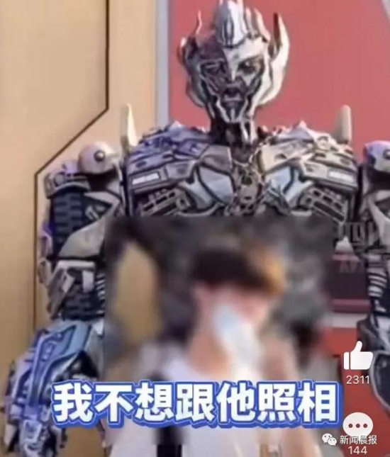 游客比不雅手势,威震天当场“发飙”,网友也怒了!北京环球影城回应