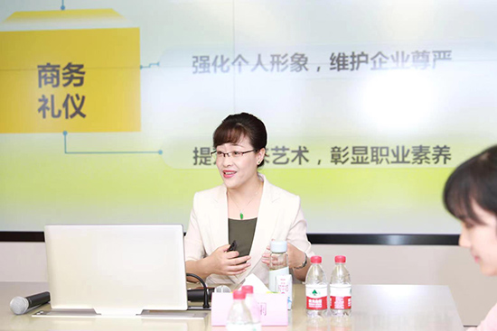 靳斓老师
