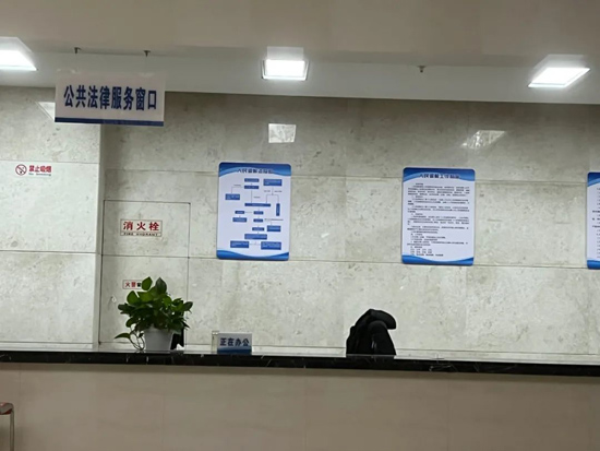 记者暗访!南昌一行政服务中心工作人员上班时间端菜串门