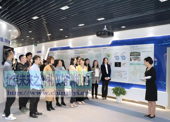 未来之舟展厅讲解员礼仪培训现场照片