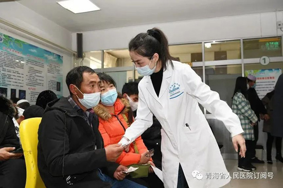 青海省人民医院尹秋萍医生为陌生人口对口吸痰,救回一命