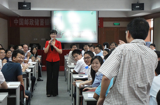 靳斓老师在新员工职场礼仪培训现场