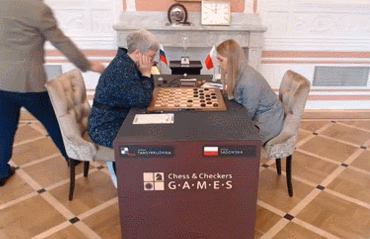 国际跳棋比赛途中俄罗斯国旗突然被撤