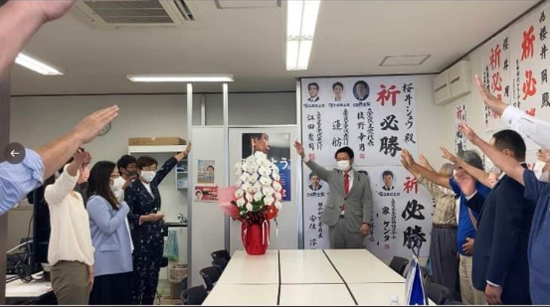 太像“纳粹礼”?高抬右臂举向斜前方,日本在野党政客集会敬礼方式惹巨大争议!