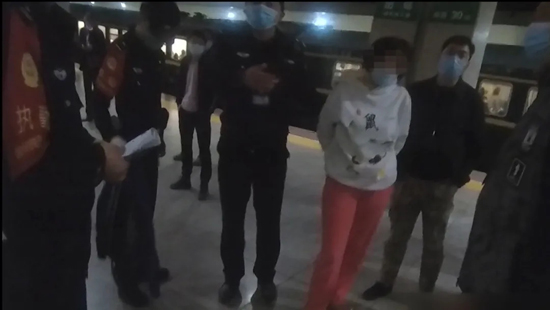女子霸座称“站不起来”