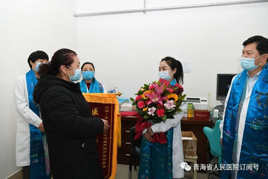 青海省人民医院尹秋萍医生为陌生人口对口吸痰,救回一命