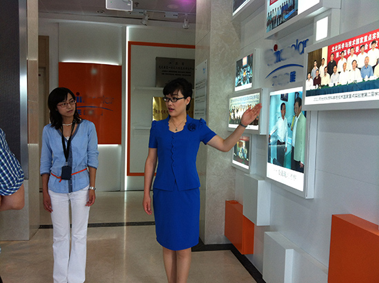 靳斓老师在展厅讲解员培训现场