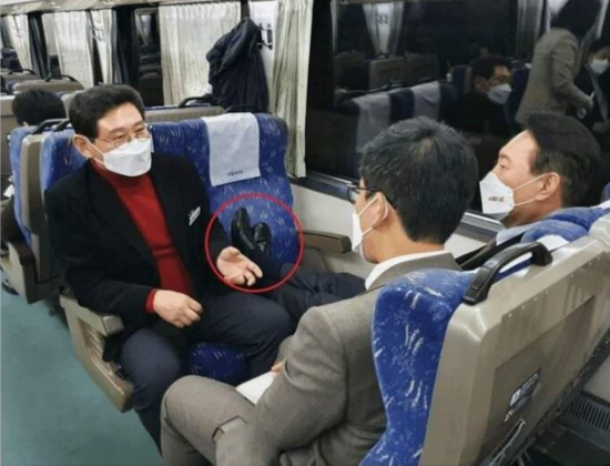 穿鞋把脚放列车座位上 韩总统候选人尹锡悦引发网友批评