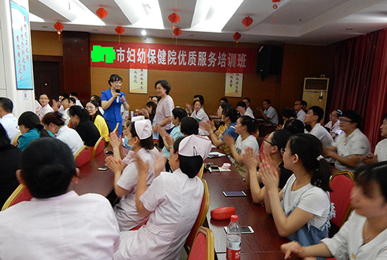 靳斓老师医护礼仪与医患沟通培训现场
