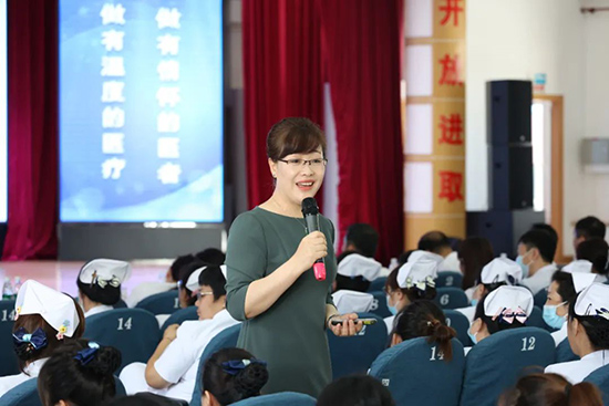 靳斓老师医护礼仪与医患沟通培训现场
