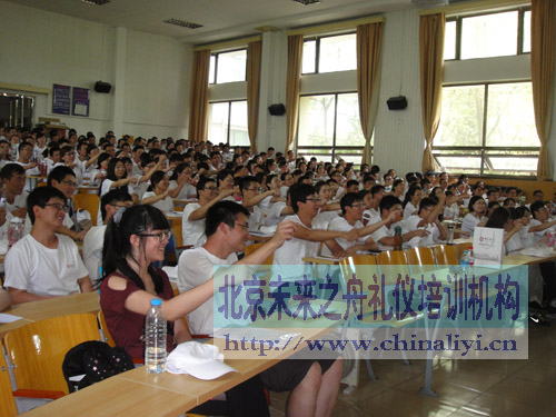 未来之舟新员工礼仪培训现场