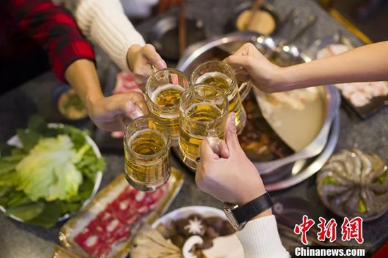中新网:坚决向丑陋的“陪酒文化”说不!