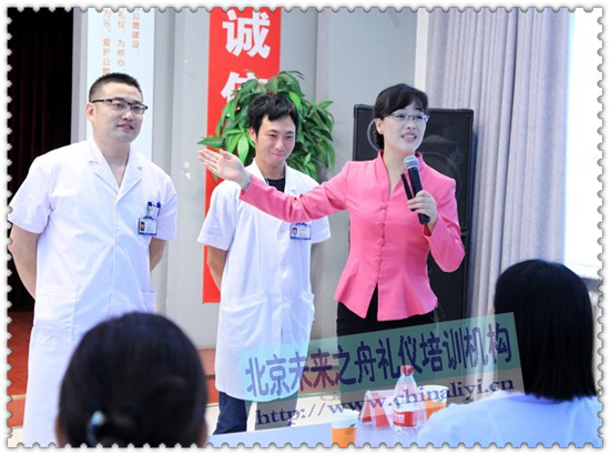 靳斓医护礼仪培训现场
