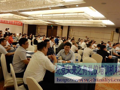 未来之舟礼仪培训现场