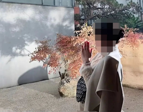 一边露大腿一边逛寺庙,“佛媛”遭封杀委屈她们了吗?