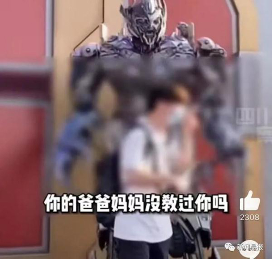 游客比不雅手势,威震天当场“发飙”,网友也怒了!北京环球影城回应