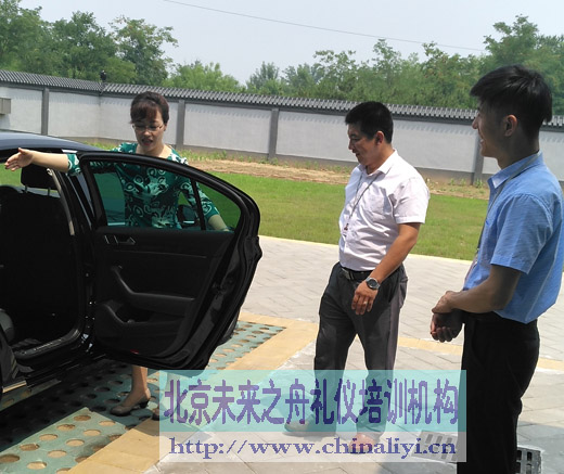 未来之舟公务车司机礼仪培训现场