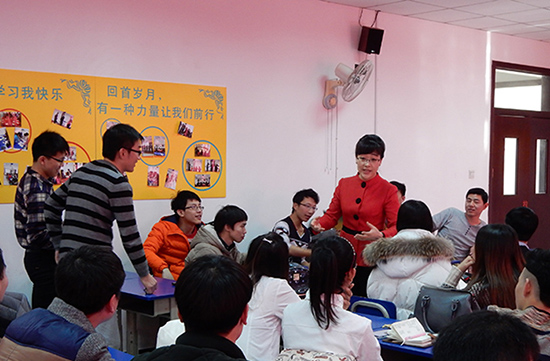 靳斓老师在新员工职场礼仪培训现场
