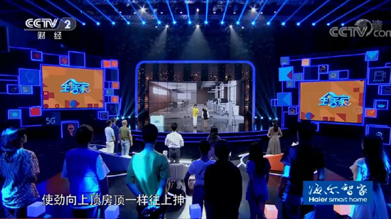 现场观众随着热烈的气氛一起训练