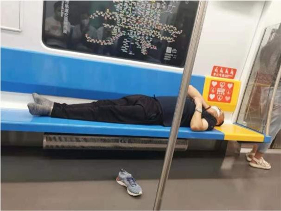 北京一男子地铁脱鞋霸座睡觉, 几站后鞋不见