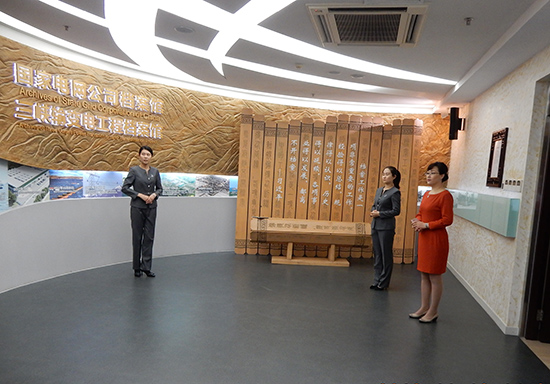 靳斓老师在企业展厅讲解员礼仪培训现场