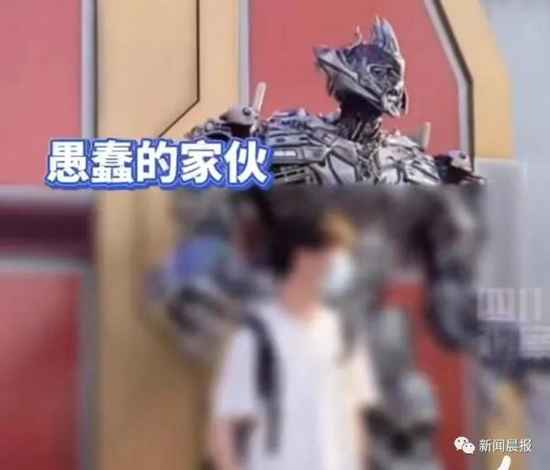 游客比不雅手势,威震天当场“发飙”,网友也怒了!北京环球影城回应