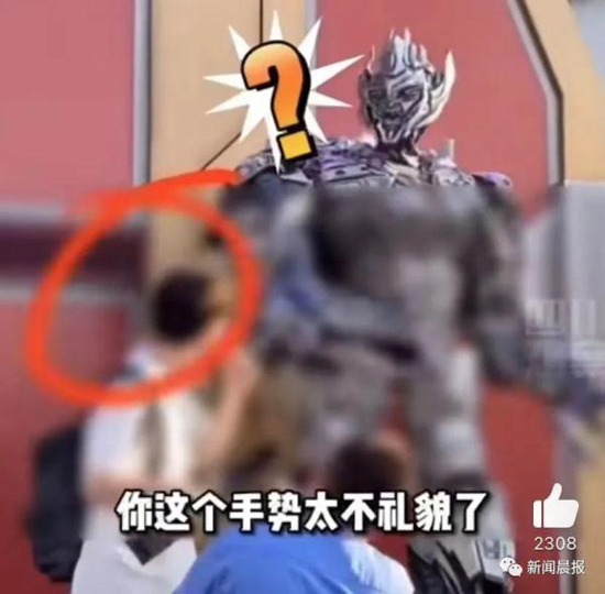 游客比不雅手势,威震天当场“发飙”,网友也怒了!北京环球影城回应