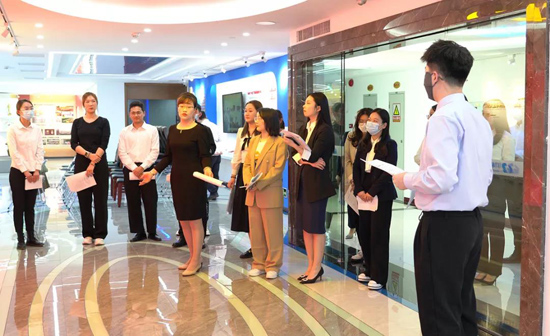 靳斓老师在企业展厅讲解员礼仪培训现场